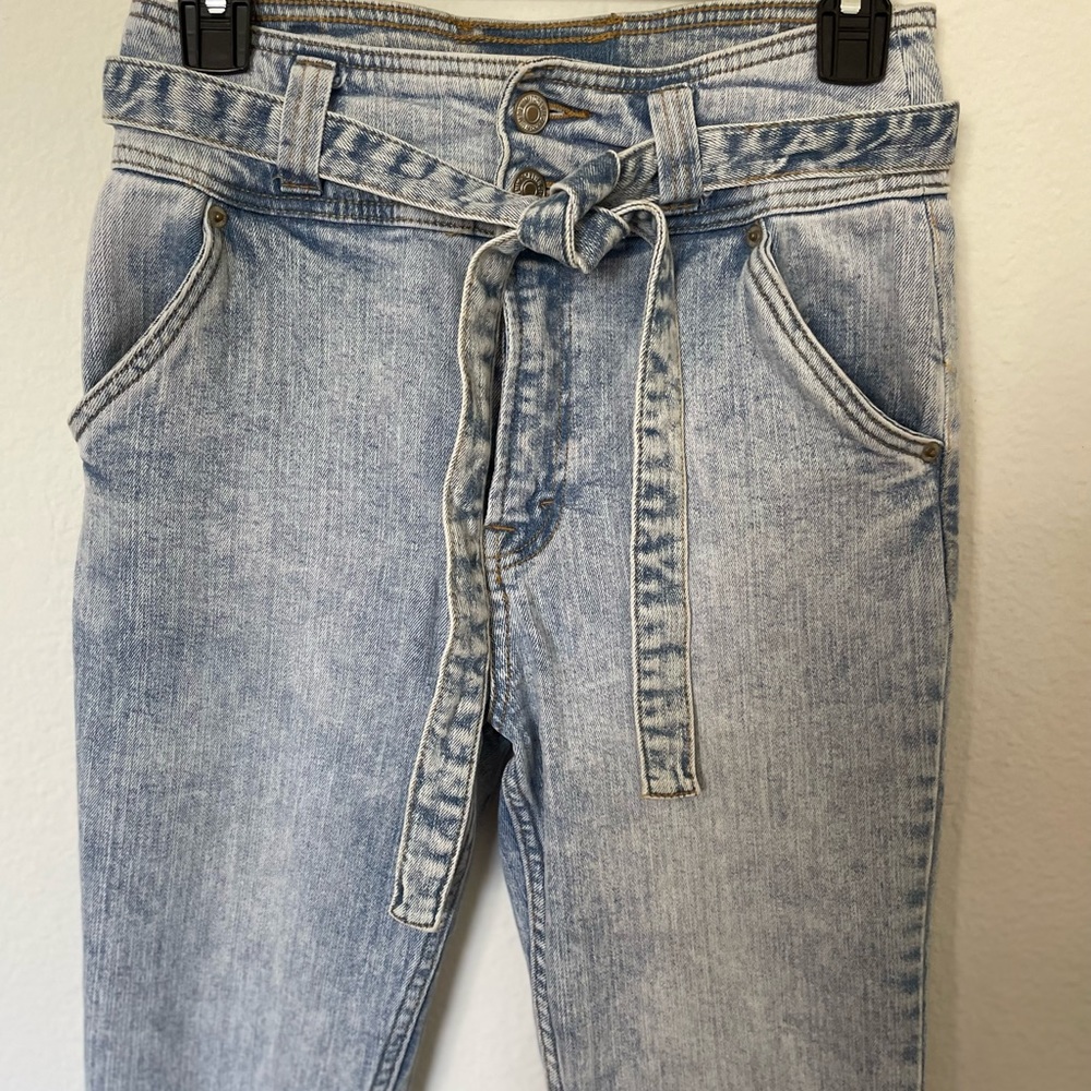 Forever 21 Light Wash High Rise Belted Skinny Jeans Frayed Hem Size 29 - Picture 2 of 5